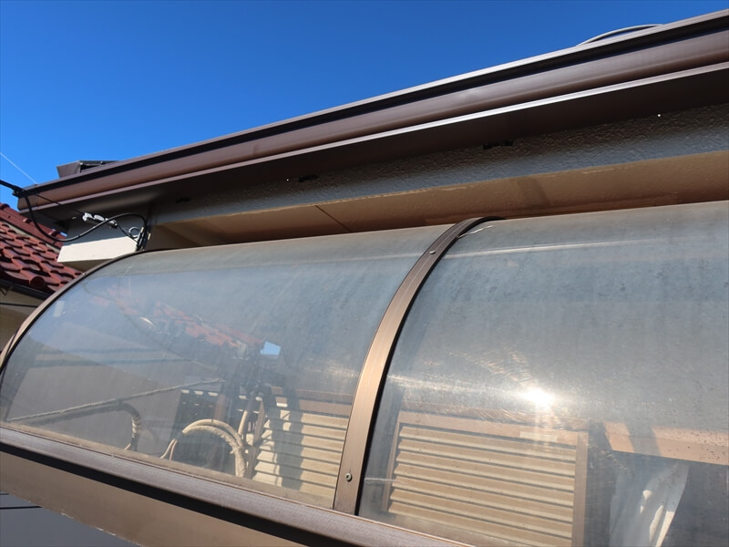 ベランダのテラス屋根は、その上にある雨樋や破風板の塗装が「手の届く範囲」になります。